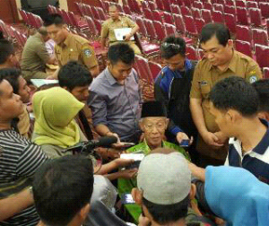 Gubernur diwawancarai wartawan usai menyerahkan DPA 2016 dikantor gubernur Dompak Tanjungpinang