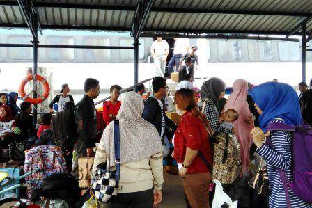 Penumpang Kapal Ferry Cepat Blue Sea Jet saat Diturunkan di Pelabuhan Telaga Punggur Kota Batam dikarenakan mengalami masalah pada bagian kapal, Kamis (6/10), yang sebelumnya kapal ini telah berlabuh dari Batam tujuan Anambas. 