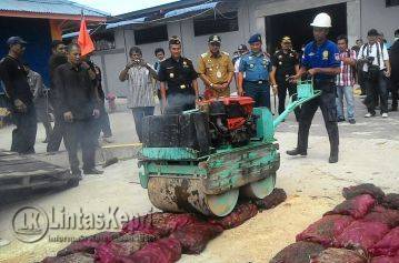  Pihak Kanwil DJBC Khusus Kepri memusnahkan 450 karung bawang merah tak layak konsumsi. 