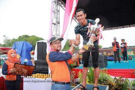  Walikota Tanjungpinang Lis Darmansyah saat Menyerahkan Piala kepada Pemenang Lomba Festival Dragon Boat Race 2016.