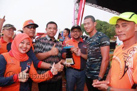 Pemenang Lomba Festival Dragon Boat Race 2016 saat berfoto bersama Walikota Tanjungpinang Lis Darmansyah, Ketua TP-PKK Kota Tanjungpinang Yuniarni Pustoko Weni, Kepala Dinas Pariwisata Provinsi Kepulauan Riau Guntur Sakti, dan Wakil Ketua II DPRD Kota Tanjungpinang Ahmad Dani.