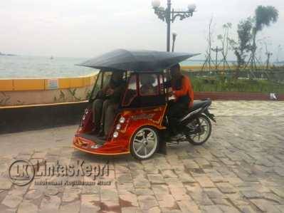 Inilah Becak Motor di Gedung Gonggong yang akan difungsikan untuk mengangkut tourist lokal maupun mancanegara keliling Seputar Taman Laman Bunda.