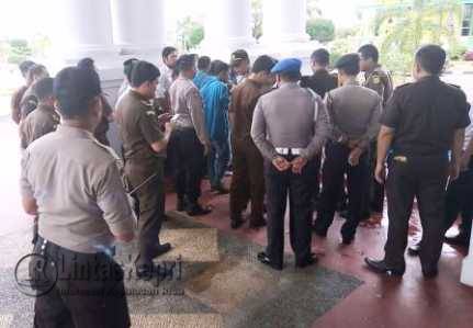 Mahasiswa UMRAH saat menyampaikan tuntutan di Kejati Kepri, Ranu (16/11).