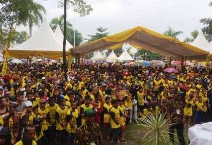 Ribuan warga saat menghadiri perayaan HUT Partai Golkar Ke-52 tahun di Lapangan Pamedan Ahmad Yani, Minggu (13/11).