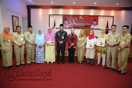 Walikota Tanjungpinang, Lis Darmansyah foto bersama di acara Pembinaan & Peningkatan Kapasitas Penerima Bantuan Langsung Pemberdayaan Masyarakat Dinsosnaker. 