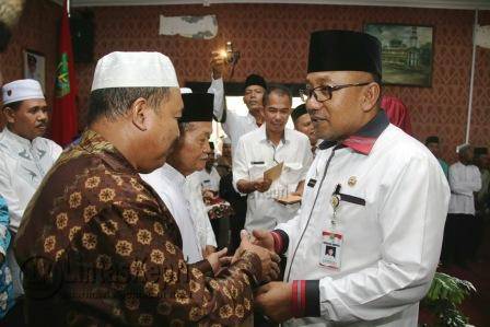 Walikota Tanjungpinang, Lis Darmansyah saat menyerahkan insentif kepada Imam Masjid dan Guru TPA/TPQ Se-Tanjungpinang, Rabu (7/12) di Aula Bulang Linggi.