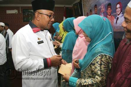 Walikota Tanjungpinang, Lis Darmansyah saat menyerahkan insentif kepada Imam Masjid dan Guru TPA/TPQ Se-Tanjungpinang, Rabu (7/12) di Aula Bulang Linggi.