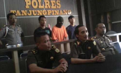 Kepala Kejari Tanjungpinang, Harry Ahmad Pribadi saat jumpa pers di Mapolres Tanjungpinang, Selasa (17/1).