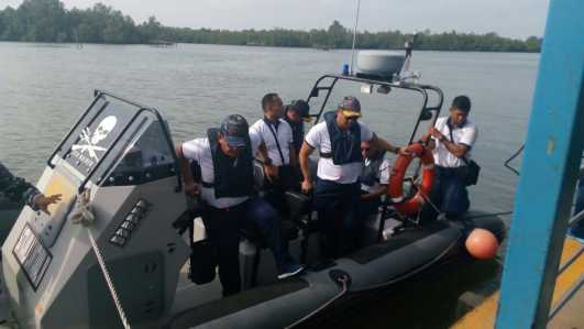 Danlantamal IV Tanjungpinang, Laksamana Pertama TNI AL S irawan saat patroli di perairan Sei Carang dan mengunjungi situs Kerajaan Riau-Johor-Pahang-Lingga (Kota Raja/Kota Lama)