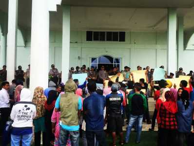 Ratusan masyarakat Kota Tanjungpinang yang tergabung dalam Aliansi Masyarakat Cinta NKRI mendatangi dan menggelar aksi unjuk rasa di Kantor DPRD Kota Tanjungpinang, Senin (23/01) siang.