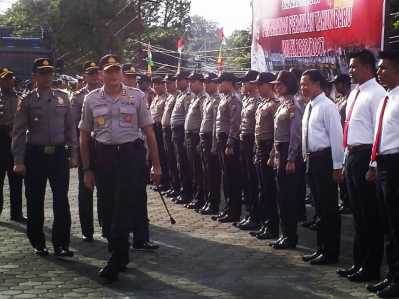 Kapolres Tanjungpinang AKBP joko Bintoro saat gelar apel pasukan siaga pengamanan Imlek tahun 2017.