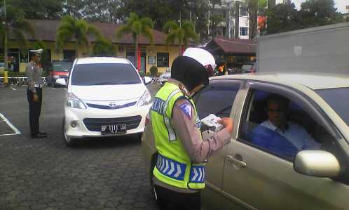 Polwan dari Satlantas saat memeriksa kelengkapan surat berkendara. 