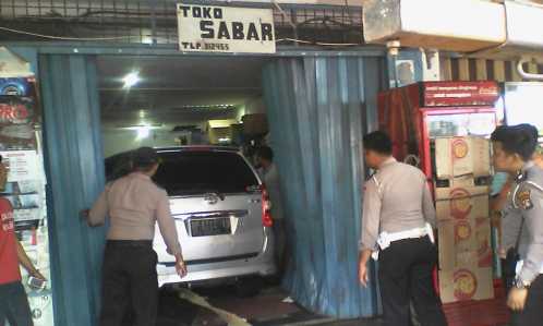 Avanza terlihat masuk ke dalam Toko Sabar