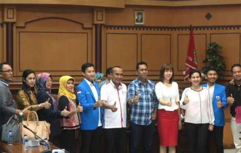 Anggota DPRD, GM Pelindo I cabang Tanjungpinang, BUMD dan KNPI saat foto bersama usai rapat dengar pendapat (RDP)  di ruang paripurna DPRD Tanjungpinang, Selasa (28/2).