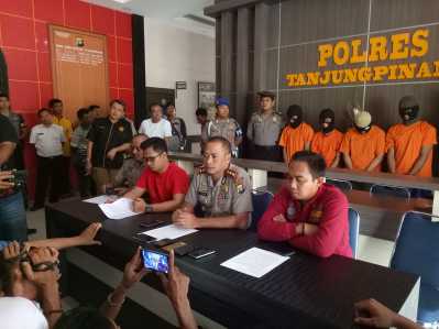 Kapolres Tanjungpinang, AKBP Joko Bintoro didampingi Kasat Narkoba, AKP Ricky Firmansyah, Kasat Reskrim Andri Kurniawan dan Kasubag Humas Iptu Ariantono. 