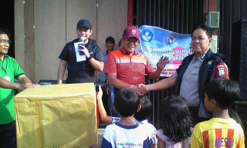Sekda Tanjungpinang, Riono saat memberikan hadiah utama berupa 1 unit Kulkas kepada anggota Bhabinkamtibmas Kelurahan Melayu Kota Piring.