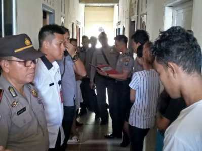 Suasana saat penggerebekan