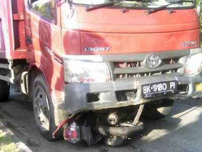 Lakalantas antara lori Toyota  Dyna bernomor polisi BK 9180 PI dan sepeda motor Yamaha Mio Soul bernomor polisi BP 5448 TJ, Sabtu (11/3).