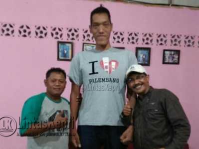 Mohamad Sukri (kiri) Rekan manusia Tertinggi, Mochammad Arianto Pribadi