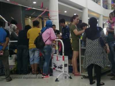 Ratusan warga antusias mengunjungi bazar yang diadakan oleh Pangkalan Udara (Lanud) Raja Haji Fisabilillah (RHF) di Mall TCC Tanjungpinang, Minggu (26/3).