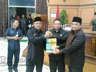 Walikota Tanjungpinang, Lis Darmansyah foto bersama Ketua DPRD Kota Tanjungpinang, Ade Angga dan Wakil Ketua I DPRD Tanjungpinang, Ade Angga usai paripurna Laporan Kerja Pertanggungjawaban (LKPj) Walikota Tahun 2016, Jumat (31/3).