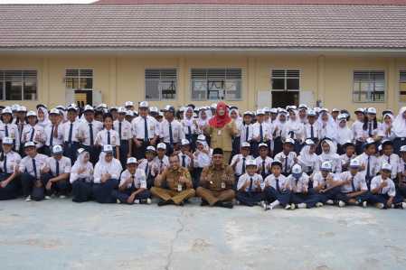 Walikota Tanjungpinang Lis Darmansyah saat berfoto bersama dengan siswa SMP N 6.