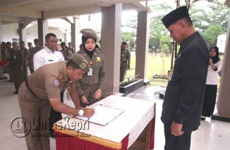 Sertijab Kasatpol PP Tanjungpinang dari Irianto kepada Dedi yang disaksikan langsung Wakil Walikota Tanjungpinang, Syahrul.