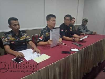 ketua DPW Pekat IB Kepri, Edison AA Sutanto, Jumat (28/4), saat konferensi pers di Hotel Halim Tanjungpinang.