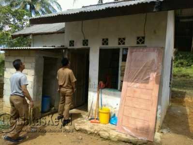 Walikota Tanjungpinang Lis Darmansyah saat melihat rumah Mbah Sukiyah.