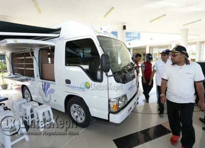 Walikota Tanjungpinang Lis Darmansyah bersama pihak Angkasa Pura II Tanjungpinang saat melihat langsung mobil perpustakaan keliling di Bandara Raja Haji Fisabilillah (RHF) Minggu (9/4).