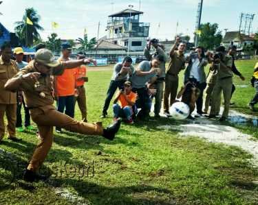 Tendangan pertama (Kick Off) oleh Walikota Tanjungpinang, Lis Darmansyah.