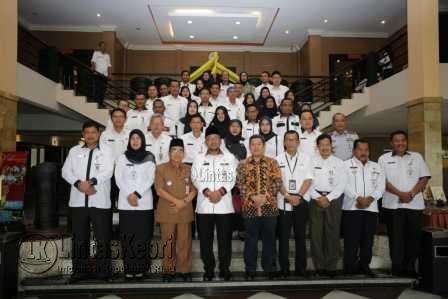 Walikota Tanjungpinang Lis Darmansyah foto bersama dengan peserta Workshop PPID di Hotel Comfort Tanjungpinang, Rabu (5/4).