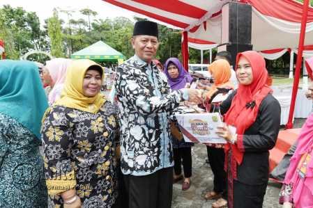 Wakil Walikota Tanjungpinang, Syahrul didampingi Ketua GOW Kota Tanjungpinang Juariah Syahrul saat membuka Kegiatan B2SA.