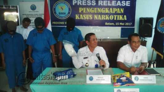 BNNP Kepri saat menggelar konferensi pers terhadap tiga tersangka sindikat penyelundupan narkoba jenis Sabu.