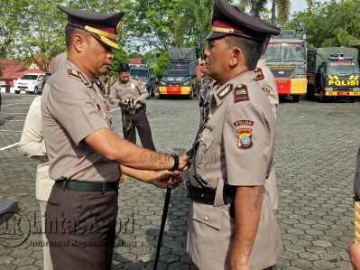 Kapolres Tanjungpinang AKBP Joko Bintoro saat memimpin apel sertijab perwira Polres Tanjungpinang, Selasa (2/5).