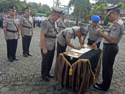 Lima Perwira Polres Tanjungpinang Sertijab dipimpin langsung Kapolres AKBP Joko Bintoro, Selasa (2/5).