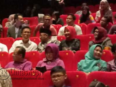 Wali Kota Tanjungpinang, Lis Darmansyah dan istri, Yuniarni Pustoko Weni serta tamu undangan saat menonton perdana di Bioskop Cinema XXI mall TCC Tanjungpinang, Kamis (25/5).