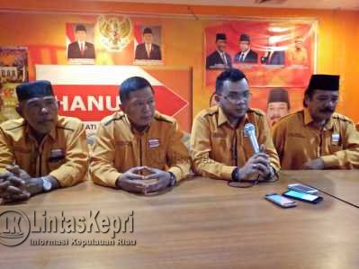 Ketua DPC Partai Hanura Kota Tanjungpinang, Rona Andaka saat menggelar konferensi pers di Kantor DPC Partai Hanura Kota Tanjungpinang, Kamis (25/5) malam. 