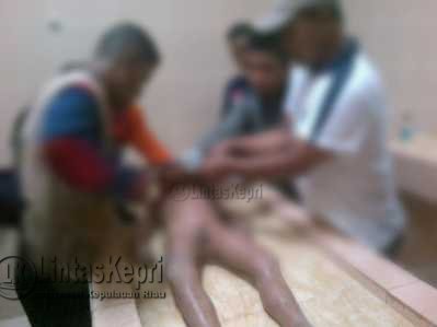 Jenazah Arya saat berada di kamar jenazah RSUP Kepri Km 8 Tanjungpinang.