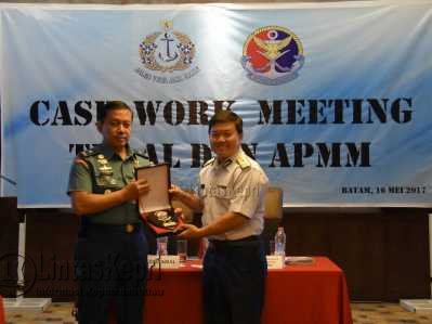 Delegasi APMM Malaysia memberikan penghargaan kepada Kadispamal Laksamana Pertama TNI S Irawan.