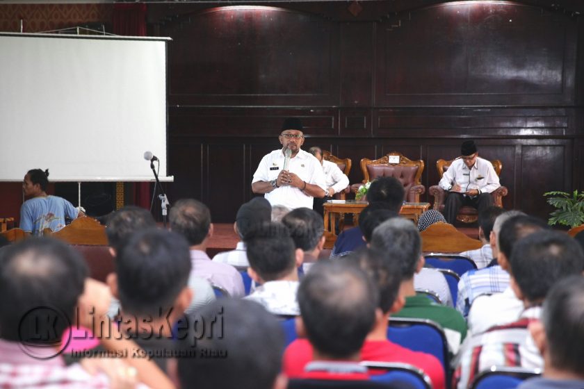 Wali Kota Tanjungpinang, Lis Darmansyah saat berdialog dengan pedagang di Aula Bulang Linggi Perpustakaan dan Arsip Kota Tanjungpinang. 