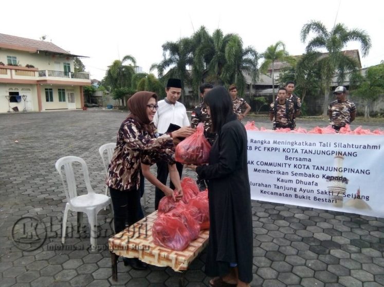 FKPPI Tanjungpinang Bagi Sembako Gratis Ke Warga Kurang Mampu, Minggu (18/6).