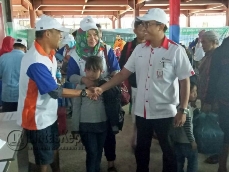 GM Pelindo I Cabang Tanjungpinang, I Wayan Wirawan bersalaman dengan warga yang mendapatkan mudik gratis sebelum diberangkatkan dari Pelabuhan Sri Bintan Pura Tanjungpinang, Rabu (21/6).