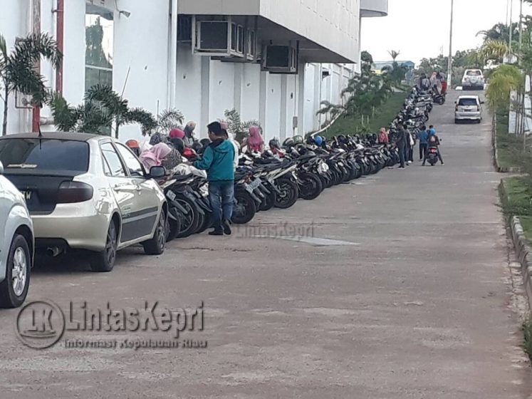 Ini kendaraan roda dua dan empat yang terparkir disamping TCC Mall. 