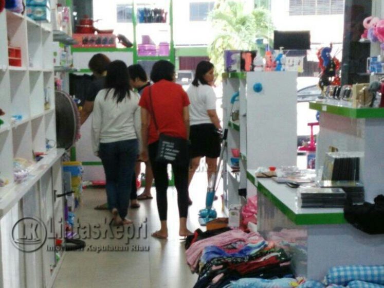 Suasana keramaian pelanggan Toko Palugada dalam transaksi pembelian barang.