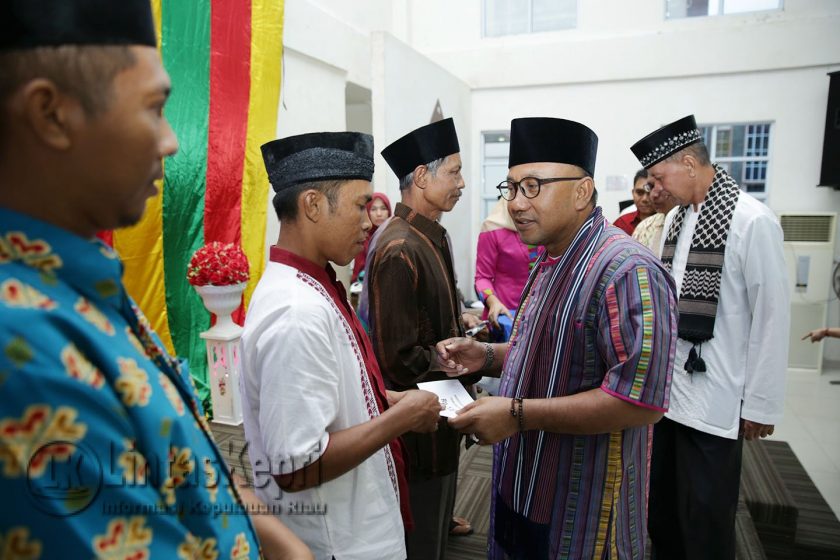 Wali Kota dan Wakil Wali Kota Tanjungpinang, Lis-Syahrul saat memberikan insentif RT/RW di Aula Asrama Haji, Kamis (15/6).
