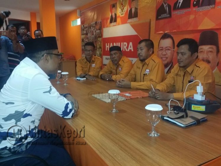 Ramon Damora saat mendaftar Bakal Calon Walikota Tanjungpinang melalui Partai Hanura. 