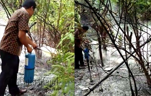 Petugas saat memadamkan api di lokasi Hutan Lindung Sungai Pulai, Bintan. 