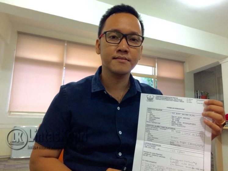 Rio Irwan Saputra SH, MH, Kuasa Hukum H Dahnoer Yoesoef, saat menunjukan surat pengaduan untuk Dinas Penanaman Modal, Pelayanan Terpadu Satu Pintu dan Tenaga Kerja (DPMPTSP TK) Kabupaten Bintan.