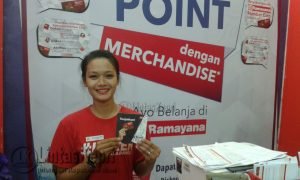 Sales Counter Ramayana saat menunjukan Merchant Book Member Card Ramayana di CS Ramayana Mall Tanjungpinang.